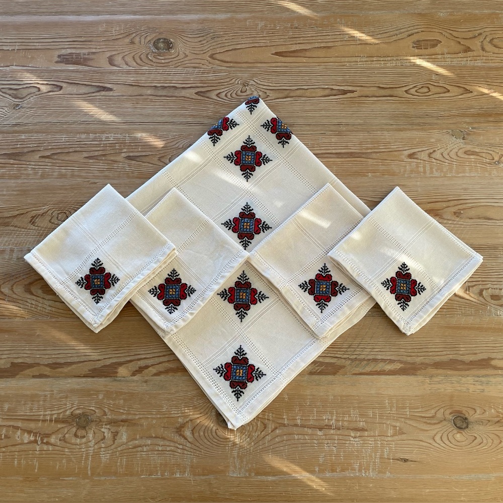 VINTAGE Handmade Hand Embroidered European Table Cloth & 4 Napkin Set